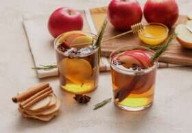 أفضل 10 طرق لتحضير شاي التفاح اللذيذ