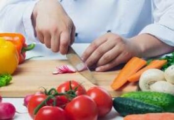 تدريب مهارات استخدام السكاكين في المملكة العربية السعودية: دليل للشيفات المبتدئين